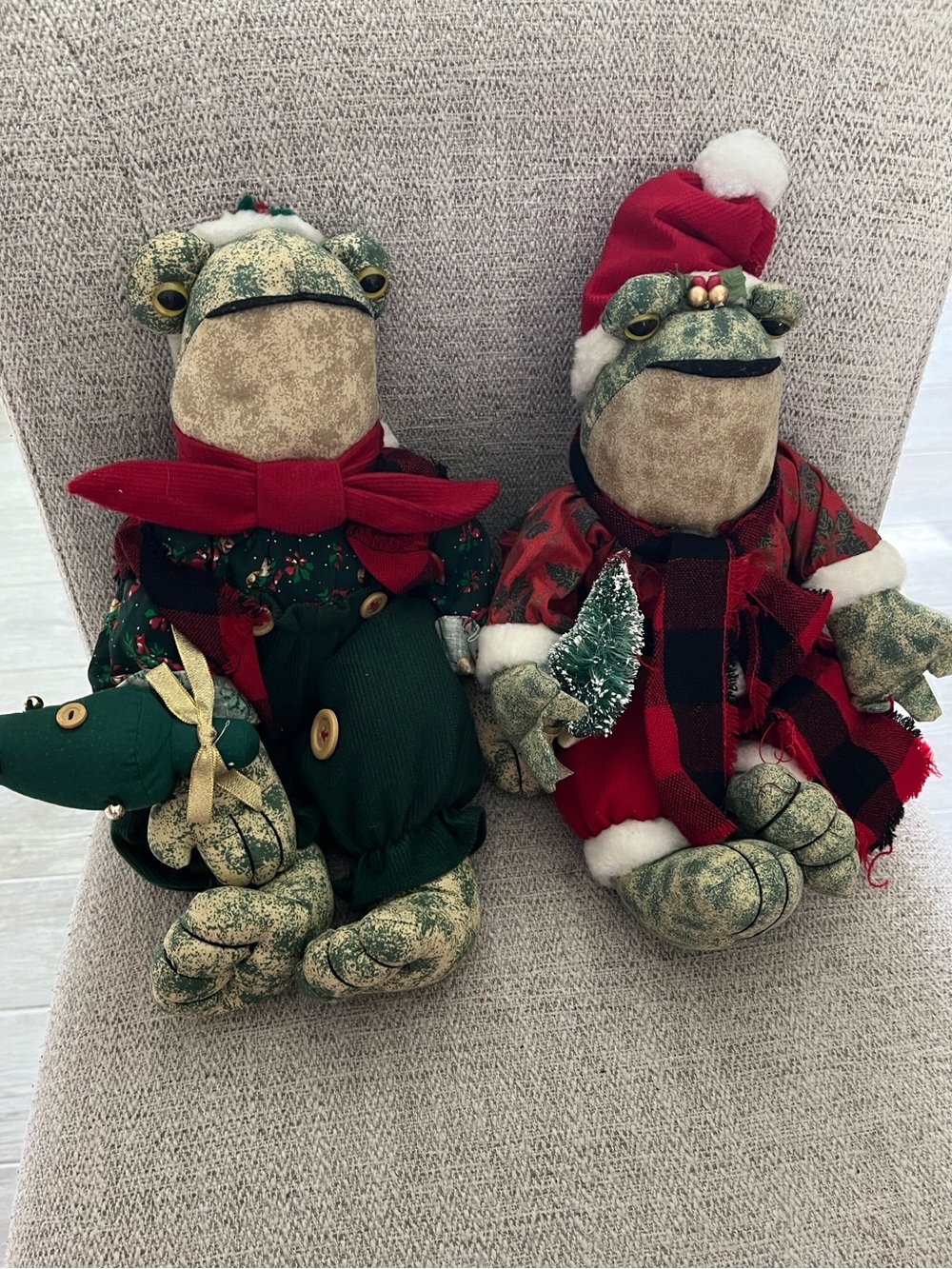 2 VTG 1996 Avon Holiday Frog Plush shelf sitters croaking Jingle Bells *Video*